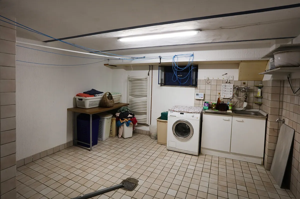 UG: Waschküche mit Dusche