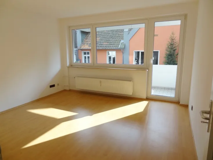 Wohnzimmer m. Zug. z. Balkon