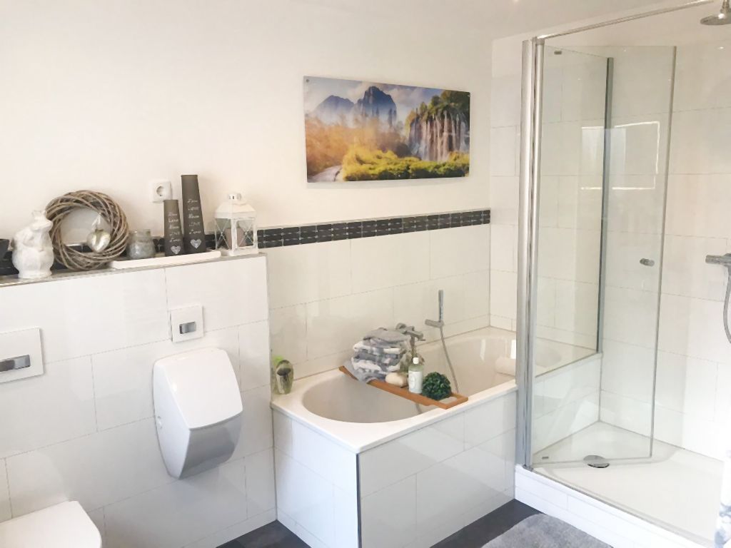 Bad mit Fenster,Dusche und Wanne