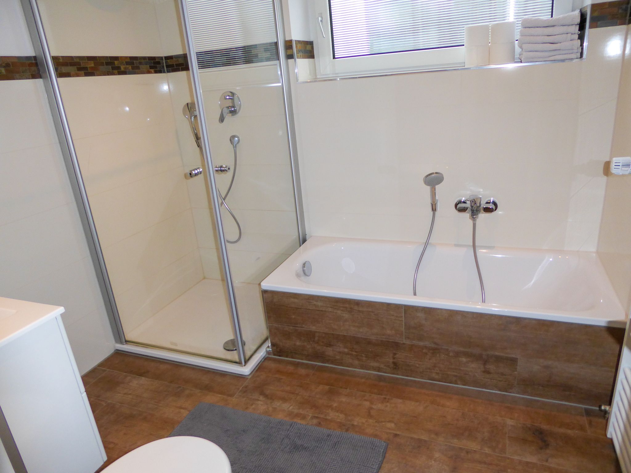 Bad mit Fenster/Dusche und Wanne 