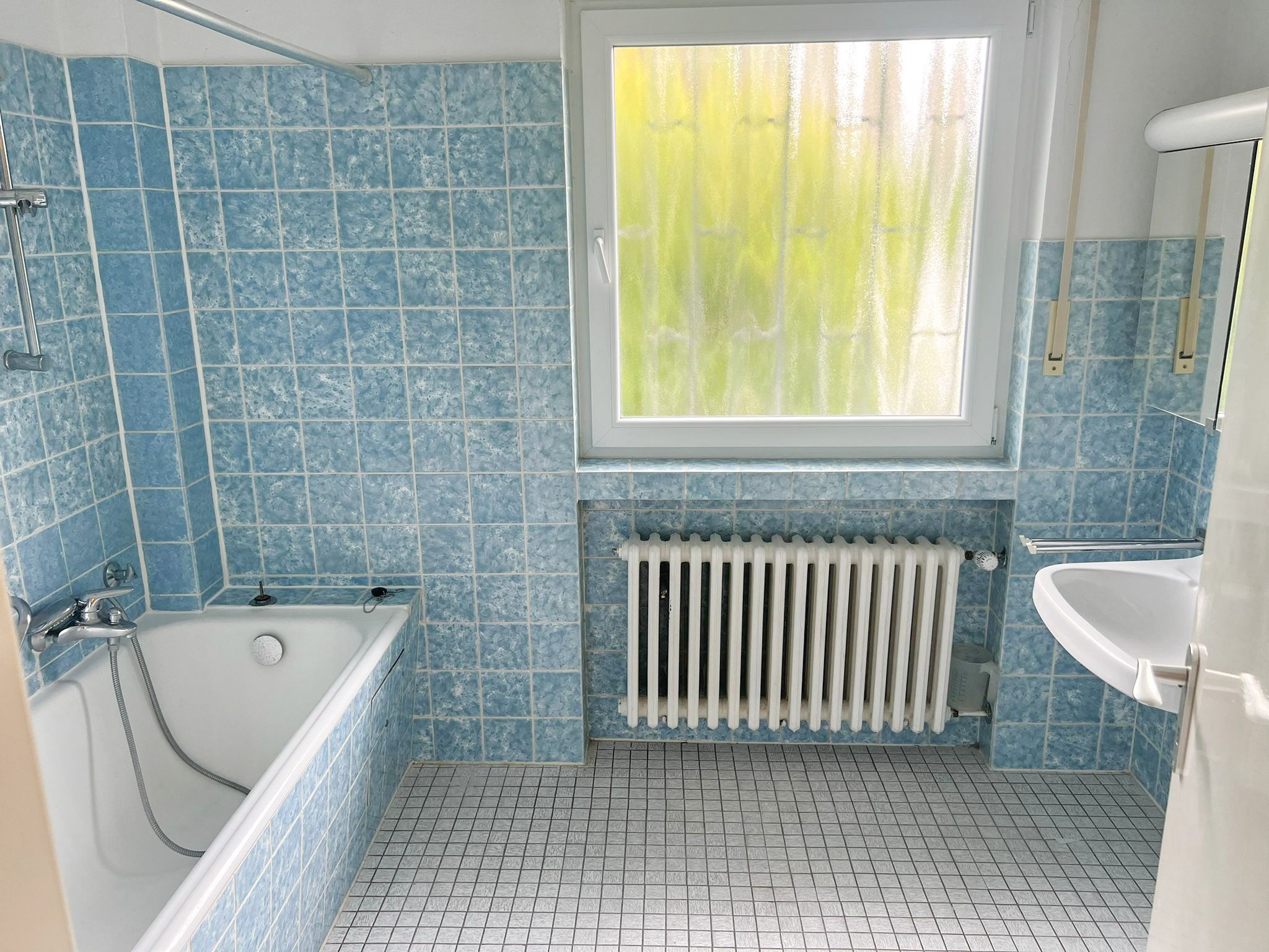 Wannenbad mit Fenster