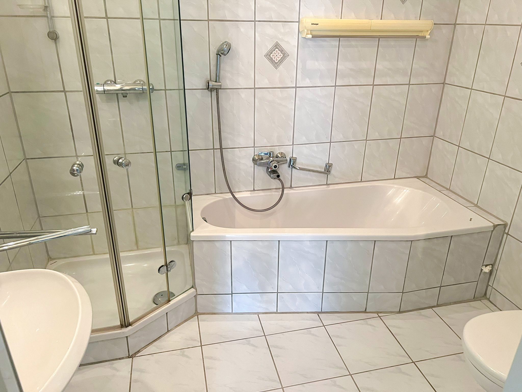 Wannenbad mit Dusche