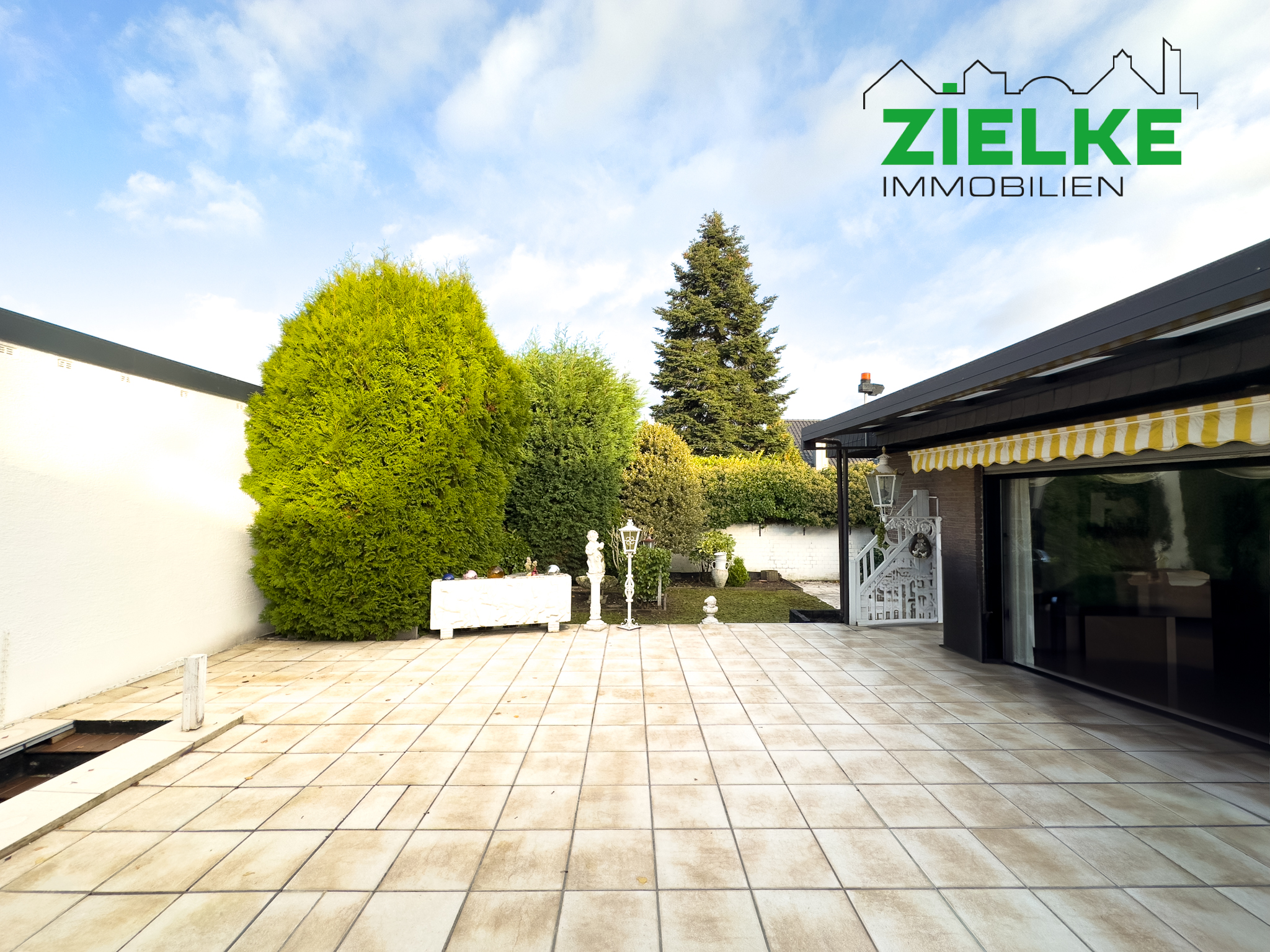 Terrasse mit Blick in den Garten