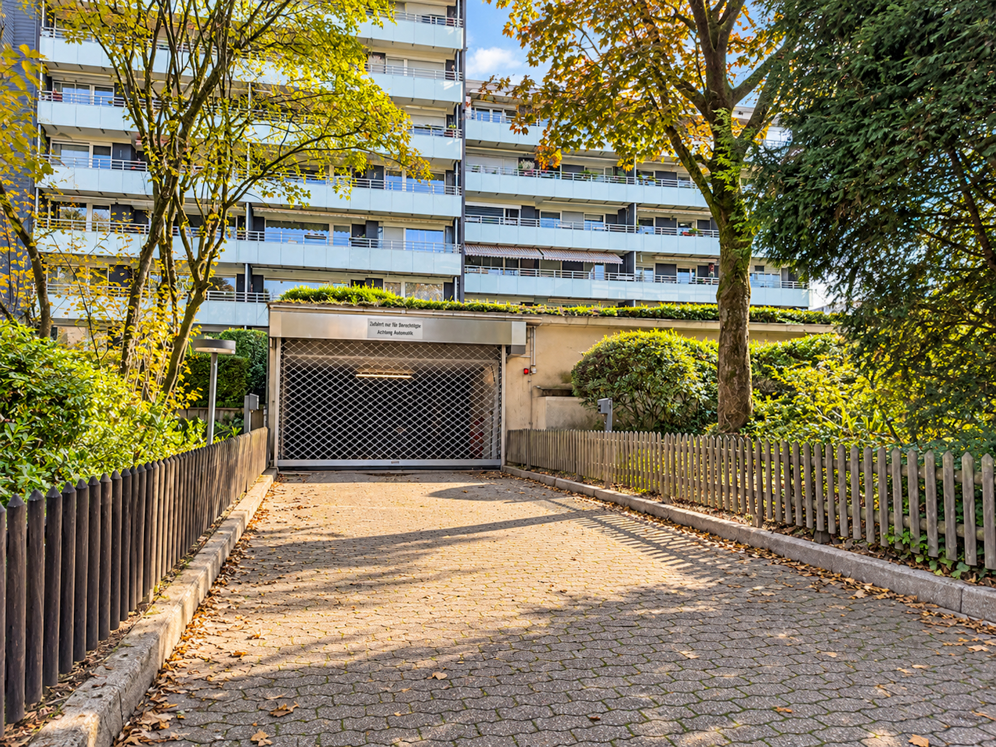 Ein- und Ausfahrt Garage