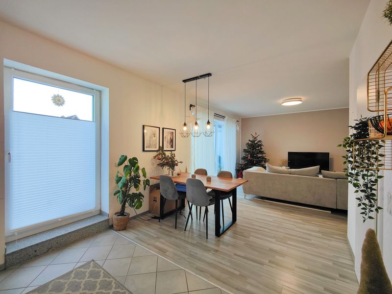 Essbereich mit Zugang zur Terrasse