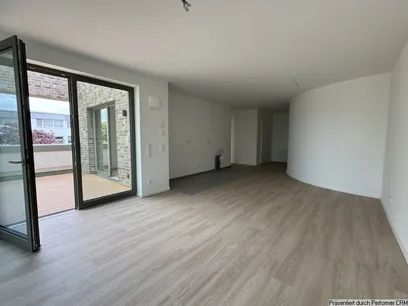 Wohnraum mit Blick in die Küche