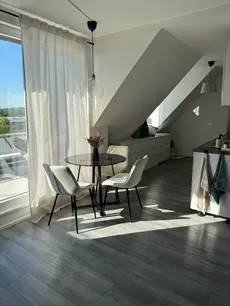 Wohnraum mit Blick in die Küche