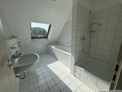 Tageslichtbad mit Dusche und Wanne