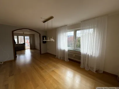 Wohnraum mit Blick in den Essbereich