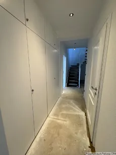 Wohnungsflur mit Blick auf den Einbauschrank