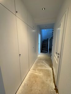 Wohnungsflur mit Blick auf den Einbauschrank