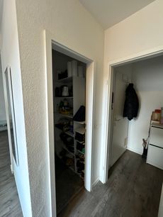 Blick auf den Abstellraum und den Eingangsbereich