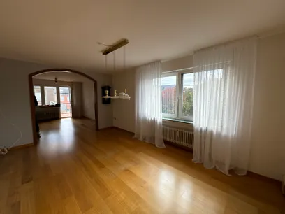 Wohnraum mit Blick in den Essbereich