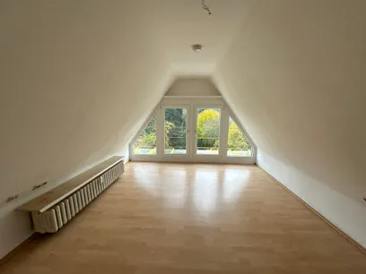 vermietete DG Wohnung Schlafzimmer Spitzboden