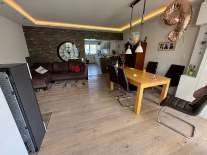 Wohnraum mit Blick in die Küche