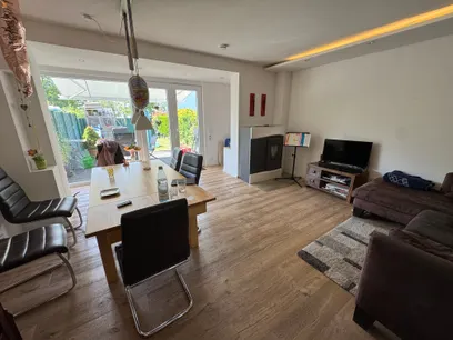 Wohnraum mit Blick in den Garten