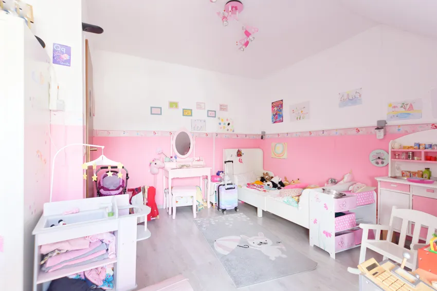 größeres Kinderzimmer rechte DHH