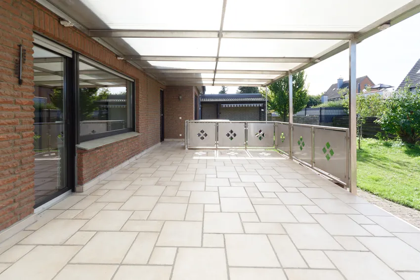Überdachte Terrasse, rechte DHH