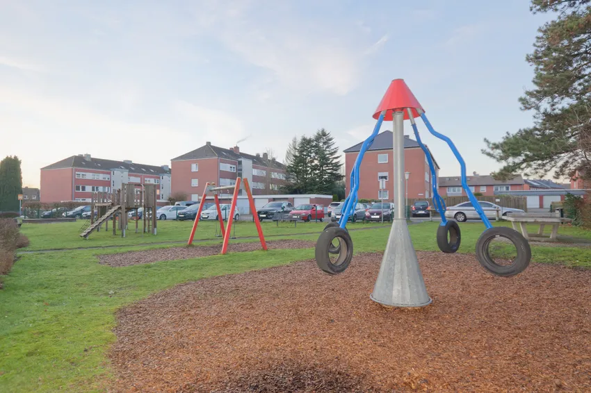 öffentl. Spielplatz vor dem Haus