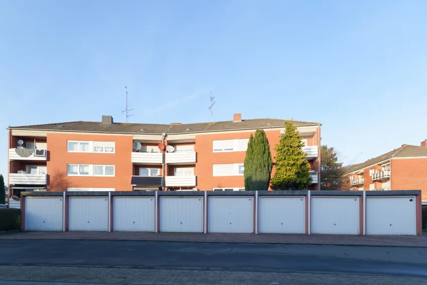 weitere Garagen hinter dem Haus