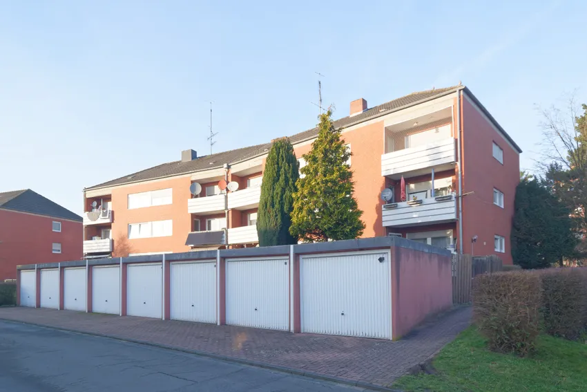 weitere Garagen hinter dem Haus