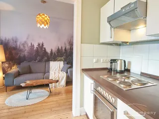 Wohnzimmer mit offener Küche