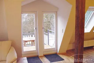 zum Balkon