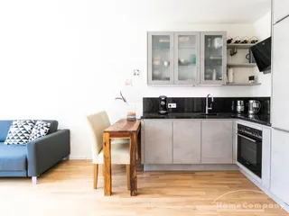 Wohnzimmer mit offener Küche