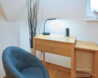 ** Für Firmen und beruflich mobile Mieter** In 2024 renoviertes und neu möbliertes  Apartment im 5. OG - Altbau ohne Fahrstuhl