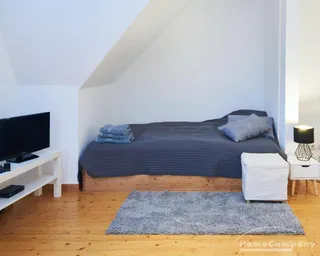 ** Für Firmen und beruflich mobile Mieter** In 2024 renoviertes und neu möbliertes  Apartment im 5. OG - Altbau ohne Fahrstuhl