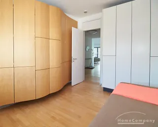 Großzügige, lichtdurchflutete 4 Zimmer Wohnung mit Kamin und Terrasse in Alsternähe