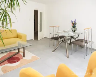 Helle, neu sanierte 3-Zimmer-Altbauwohnung mit Balkon und Blick ins Grüne in Hamburg-Niendorf