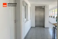 Barrierefreier Zugang mit Aufzug