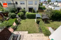 Blick vom Balkon in den Garten