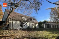 Aussenansicht mit Poolhaus