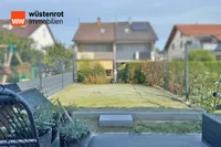 Terrasse mit kleiner Grünfäche