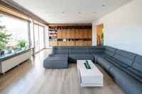 Wohnzimmer mit Balkonzugang