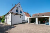 Ansicht Stellplatz und Garage links