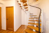 DG Wohnung 1 - Treppenaufgang - KI generiert (Möbel/ Einrichtung mit KI entfernt)