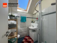 DG: Badezimmer mit Dusche