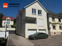 Hausseite mit Loggia und Garage