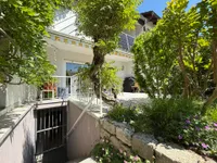 Terrasse und Kellerabgang