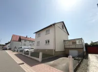 Straßenansicht mit Garage