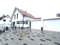 2 Garagen und Straßenansicht Haus