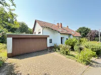 Doppelgarage und Hausfront