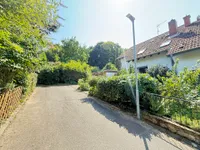Zufahrt zum Wohnhaus mit Garage