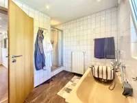 OG: Tageslichtbad mit Wanne und Dusche
