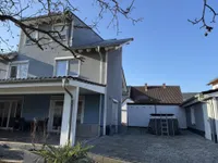 Seitenansicht mit Nebengebäude