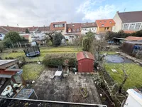 Blick in Garten mit zweiten Baufenster