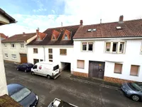 Straßenansicht gegenüber